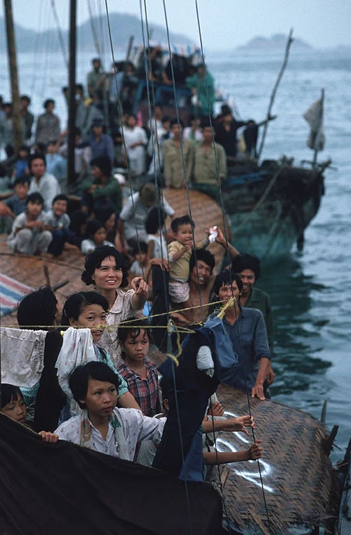 1975년 4월, 월남(베트남 공화국)의 패망이 가까워옴에 따라 월남 국민들의 국외 탈출도 시작되었다. 오랜 기간 싸워온 적에 대한 공포는 이들의 발길을 국경 밖으로 이끌었고, 심지어 광활한 망망대해로 조각배를 타고 나가는 사람들까지 등장하기에 이르렀다. 67