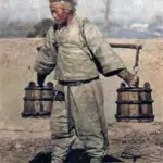 아래의 사진은 대한제국 시기인 1900년대에 수도 한성(서울)의 거리에서 조선인 물꾼(물장수)이 물동이를 지고 있는 모습을 미국인 목사 윌리엄 아서 노블(William Arthur Noble, 1866~1945)이 촬영한 것이다. 27