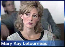 교사였던 '메리 케이 르투어노(Mary Kay Letourneau)'는 시애틀 쇼우드 초등학교에서 당시 2학년인 빌리 푸알라우(Vili Fualaau)와 처음 만났으며, 1995년에는 그의 6학년 담임이 되었다. 23