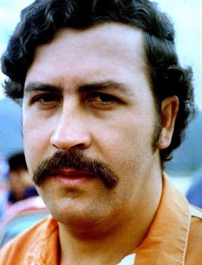 1980년대 콜롬비아의 마약왕 파블로 에스코바르(Pablo Escobar)는 마약을 팔아 엄청나게 벌어들인 돈으로 자신의 개인 동물원을 꾸몄고, 아프리카에서 4마리의 하마를 불법으로 밀수했다. 1