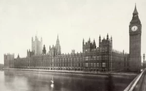 <p>
▲ 1859년, 완공 직후의 빅 벤(Big Ben)과 함께 촬영된 웨스트민스터궁(Palace of Westminster). ▲ 1864년, 스페인 코르도바의 메스키타(Mezquita-Catedral de Córdoba)에 있는 '알 하캄 2세의 문(Puertas de Alhaken II)'. ▲ 1865년, 헨리 브룩스라는 사진작가가 아내 캐롤라인과 딸 제인을 아직 복원되지 않은 스톤헨지(Stonehenge) 앞에 앉히고 사진을 찍은 모습. 가족들은 카메라를 바라보지 않고 있으며 아들 프랭크는 아예 카메라를 등지고 있다. 당시의 카메라는 촬영에 상당한 시간이 걸렸기 때문에 모두 지루함에 지친 모습이다. 【사진: Henry Brooks】 ▲ 1866년, 캄보디아 앙코르 와트(Angkor Wat) 【사진: John Thompson】 ▲ 1870년대, 중국 만리장성(萬里長城) 최초의 사진 【사진: Thomas Child】 ▲ 1871년, 스페인 그라나다의 알함브라 궁전(Alhambra)안뜰 【사진: Juan Laurent】 ▲ 1886년 10월 28일, 뉴욕 자유의 여신상(Statue of Liberty) 제막식. ▲ 1889년, 멕시코 유카탄 반도 치첸이트사(Chichén Itzá)의 중앙에 위치한 메소아메리카식 피라미드 엘 카스티요(El Castillo). '쿠쿨칸(Kukulkán)의 신전'으로도 불리는 마야문명 유적의 첫 번째 사진 【사진: Alfred Percival Maudslay】 ▲ 1890년, 다른 위치로 이전되기 전에 촬영된 람세스 2세(Ramesses II)의 사원이었던 아부심벨 신전(Abu simbel Temples). ▲ 19세기 말, 로마의 아그리파 판테온(Panteón de Agripa). ▲ 1889년, 프랑스 파리에서 개최된 만국 박람회(Exposition universelle de 1889)를 위해 세워진 에펠탑(Eiffel Tower). ▲ 1905년, 멕시코 테오티우아칸(Teotihuacán)의 달의 피라미드(Pyramid of the Moon). 복원작업이 시작되기 전에 촬영된 모습이다. ▲ 1911년, 고고학자 하이럼 빙햄(Hiram Bingham, 1875~1956)이 발견한 마추픽추(machu picchu). ▲ 1914년, 영국 탐험대가 촬영한 이스터섬(Easter Island)의 석상 모아이(Moai). ▲ 20세기 초, 요르단의 고대도시 페트라(Petra) 유적.</p> 7