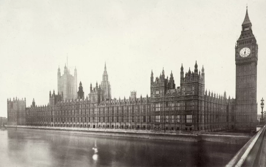 <p>
▲ 1859년, 완공 직후의 빅 벤(Big Ben)과 함께 촬영된 웨스트민스터궁(Palace of Westminster). ▲ 1864년, 스페인 코르도바의 메스키타(Mezquita-Catedral de Córdoba)에 있는 '알 하캄 2세의 문(Puertas de Alhaken II)'. ▲ 1865년, 헨리 브룩스라는 사진작가가 아내 캐롤라인과 딸 제인을 아직 복원되지 않은 스톤헨지(Stonehenge) 앞에 앉히고 사진을 찍은 모습. 가족들은 카메라를 바라보지 않고 있으며 아들 프랭크는 아예 카메라를 등지고 있다. 당시의 카메라는 촬영에 상당한 시간이 걸렸기 때문에 모두 지루함에 지친 모습이다. 【사진: Henry Brooks】 ▲ 1866년, 캄보디아 앙코르 와트(Angkor Wat) 【사진: John Thompson】 ▲ 1870년대, 중국 만리장성(萬里長城) 최초의 사진 【사진: Thomas Child】 ▲ 1871년, 스페인 그라나다의 알함브라 궁전(Alhambra)안뜰 【사진: Juan Laurent】 ▲ 1886년 10월 28일, 뉴욕 자유의 여신상(Statue of Liberty) 제막식. ▲ 1889년, 멕시코 유카탄 반도 치첸이트사(Chichén Itzá)의 중앙에 위치한 메소아메리카식 피라미드 엘 카스티요(El Castillo). '쿠쿨칸(Kukulkán)의 신전'으로도 불리는 마야문명 유적의 첫 번째 사진 【사진: Alfred Percival Maudslay】 ▲ 1890년, 다른 위치로 이전되기 전에 촬영된 람세스 2세(Ramesses II)의 사원이었던 아부심벨 신전(Abu simbel Temples). ▲ 19세기 말, 로마의 아그리파 판테온(Panteón de Agripa). ▲ 1889년, 프랑스 파리에서 개최된 만국 박람회(Exposition universelle de 1889)를 위해 세워진 에펠탑(Eiffel Tower). ▲ 1905년, 멕시코 테오티우아칸(Teotihuacán)의 달의 피라미드(Pyramid of the Moon). 복원작업이 시작되기 전에 촬영된 모습이다. ▲ 1911년, 고고학자 하이럼 빙햄(Hiram Bingham, 1875~1956)이 발견한 마추픽추(machu picchu). ▲ 1914년, 영국 탐험대가 촬영한 이스터섬(Easter Island)의 석상 모아이(Moai). ▲ 20세기 초, 요르단의 고대도시 페트라(Petra) 유적.</p> 1