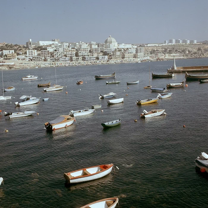 그랜드 하버를 이루는 쉬베라스 반도(Sciberras Peninsula)는 몰타의 수도 발레타(Valletta) 시와 플로리아나(Floriana) 시로 구성되어 있는데, 플로리아나 시는 현재 유럽에서 가장 인구밀도가 높은 곳 중 하나이다. 1