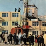 바로 러시아어로 '흐루숍카(Khrushchyovka)'라고 명명되었던 무상보급 아파트 시리즈로, 아래 사진 속의 건설 중인 패널형 아파트는 1958년부터 1963년까지 건축되었던 '1-464 Khrushchyovka'의 모스크바 버전인 '1605-АМ/5' 시리즈이다. 4