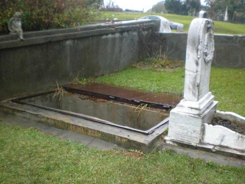 미국 미시시피 주 나체즈에 위치한 나체즈 시립묘지(Natchez City Cemetery)에는 특이한 무덤이 하나 있다. 1