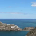 이들 영토 중 '페뇽데벨레스데라고메라(Peñón de Vélez de la Gomera)'는 모로코와 접하고 있는데, 이곳은 세계에서 가장 짧은 국경선이 있는 것으로 유명하다. 37