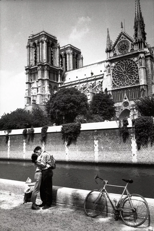 <p>
▲ 1950년, 퐁 데 자르(Pont des Arts)를 배경으로 키스를 나누는 파리의 연인. ▲ 1950년, 노트르담 대성당 앞을 흐르는 센 강변에서 자전거를 타고 와 기다리던 연인과 키스를 하는 남자. ▲ 1950년, 파리 광장에서의 열정적인 키스. ▲ 1950년, 팔레 루아얄(Palais Royal) 벤치에 앉아 키스를 하는 연인과 애써 쳐다보지 않는 남자들. ▲ 1950년, 투르넬 다리(tournelle bridge) 아래에서 데이트 중인 연인. ▲ 1950년, 연인에게 꽃을 준 남자와 행복해하는 여자. ▲ 1950년, 혁명 기념일(Bastille Day)에 몽마르뜨(Montmartre) 계단에서 데이트를 하는 연인. ▲ 1950년, 콩코르드 광장(Place de la Concorde) 지하도에서 포옹하는 연인. ▲ 1950년, 리볼리 거리(Rue de Rivoli)를 걷던 연인들이 키스를 나누고 있다. ▲ 1950년, 키스하는 연인을 경비병이 쳐다보고 있다. ▲ 1952년 8월 16일, 공원에서 키스하는 연인. ▲ 1952년, 노트르담 대성당 앞의 난간에서 뒤엉켜 키스를 나누는 연인. ▲ 1952년, 센 강변에서 키스하는 연인. ▲ 1954년, 센 강변의 계단을 오르다 키스하는 연인. ▲ 1954년, 센 강둑 아래의 터널에서 키스하는 연인. ▲ 1954년, 센 강변에서 키스하는 연인. ▲ 1955년, 다리 위의 연인들이 강을 바라보다 키스를 나누고 있다. ▲ 1955년, 센 강변에서 끌어안고 있는 연인을 부럽게 쳐다보는 남자. ▲ 1956년, 파리 전경을 감상하다 키스를 하는 연인. ▲ 1957년, 센 강가의 격정적인 키스. ▲ 1957년, 튈르리 정원(Jardin des Tuileries)에서 데이트를 하던 연인이 키스를 하기 직전의 모습. ▲ 1958년, 튈르리 정원(Jardin des Tuileries)의 동상 앞에서 키스를 하는 연인. ▲ 1959년, 거리의 벤치에 앉아있던 연인이 키스를 하자 지나가던 남자가 유심히 보고 있다. ▲ 1959년, 사랑에 빠진 연인이 만나자마자 뜨거운 키스를 나누는 모습.</p> 3