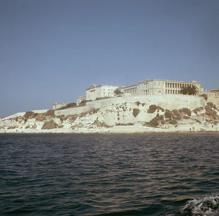 그랜드 하버를 이루는 쉬베라스 반도(Sciberras Peninsula)는 몰타의 수도 발레타(Valletta) 시와 플로리아나(Floriana) 시로 구성되어 있는데, 플로리아나 시는 현재 유럽에서 가장 인구밀도가 높은 곳 중 하나이다. 5