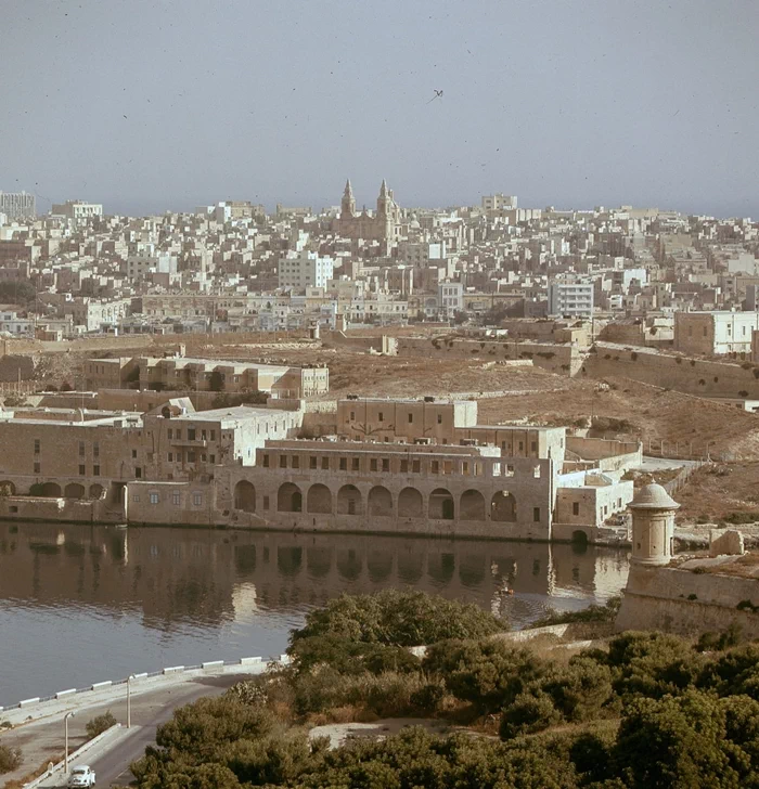 그랜드 하버를 이루는 쉬베라스 반도(Sciberras Peninsula)는 몰타의 수도 발레타(Valletta) 시와 플로리아나(Floriana) 시로 구성되어 있는데, 플로리아나 시는 현재 유럽에서 가장 인구밀도가 높은 곳 중 하나이다. 7