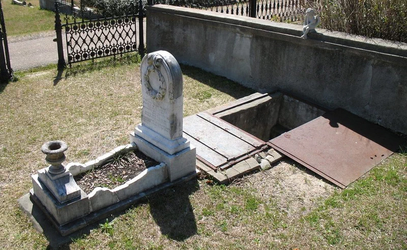 미국 미시시피 주 나체즈에 위치한 나체즈 시립묘지(Natchez City Cemetery)에는 특이한 무덤이 하나 있다. 7