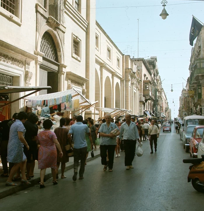 그랜드 하버를 이루는 쉬베라스 반도(Sciberras Peninsula)는 몰타의 수도 발레타(Valletta) 시와 플로리아나(Floriana) 시로 구성되어 있는데, 플로리아나 시는 현재 유럽에서 가장 인구밀도가 높은 곳 중 하나이다. 9