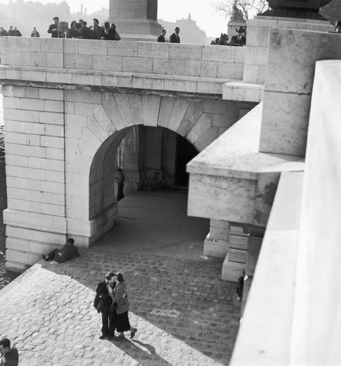 <p>
▲ 1950년, 퐁 데 자르(Pont des Arts)를 배경으로 키스를 나누는 파리의 연인. ▲ 1950년, 노트르담 대성당 앞을 흐르는 센 강변에서 자전거를 타고 와 기다리던 연인과 키스를 하는 남자. ▲ 1950년, 파리 광장에서의 열정적인 키스. ▲ 1950년, 팔레 루아얄(Palais Royal) 벤치에 앉아 키스를 하는 연인과 애써 쳐다보지 않는 남자들. ▲ 1950년, 투르넬 다리(tournelle bridge) 아래에서 데이트 중인 연인. ▲ 1950년, 연인에게 꽃을 준 남자와 행복해하는 여자. ▲ 1950년, 혁명 기념일(Bastille Day)에 몽마르뜨(Montmartre) 계단에서 데이트를 하는 연인. ▲ 1950년, 콩코르드 광장(Place de la Concorde) 지하도에서 포옹하는 연인. ▲ 1950년, 리볼리 거리(Rue de Rivoli)를 걷던 연인들이 키스를 나누고 있다. ▲ 1950년, 키스하는 연인을 경비병이 쳐다보고 있다. ▲ 1952년 8월 16일, 공원에서 키스하는 연인. ▲ 1952년, 노트르담 대성당 앞의 난간에서 뒤엉켜 키스를 나누는 연인. ▲ 1952년, 센 강변에서 키스하는 연인. ▲ 1954년, 센 강변의 계단을 오르다 키스하는 연인. ▲ 1954년, 센 강둑 아래의 터널에서 키스하는 연인. ▲ 1954년, 센 강변에서 키스하는 연인. ▲ 1955년, 다리 위의 연인들이 강을 바라보다 키스를 나누고 있다. ▲ 1955년, 센 강변에서 끌어안고 있는 연인을 부럽게 쳐다보는 남자. ▲ 1956년, 파리 전경을 감상하다 키스를 하는 연인. ▲ 1957년, 센 강가의 격정적인 키스. ▲ 1957년, 튈르리 정원(Jardin des Tuileries)에서 데이트를 하던 연인이 키스를 하기 직전의 모습. ▲ 1958년, 튈르리 정원(Jardin des Tuileries)의 동상 앞에서 키스를 하는 연인. ▲ 1959년, 거리의 벤치에 앉아있던 연인이 키스를 하자 지나가던 남자가 유심히 보고 있다. ▲ 1959년, 사랑에 빠진 연인이 만나자마자 뜨거운 키스를 나누는 모습.</p> 9