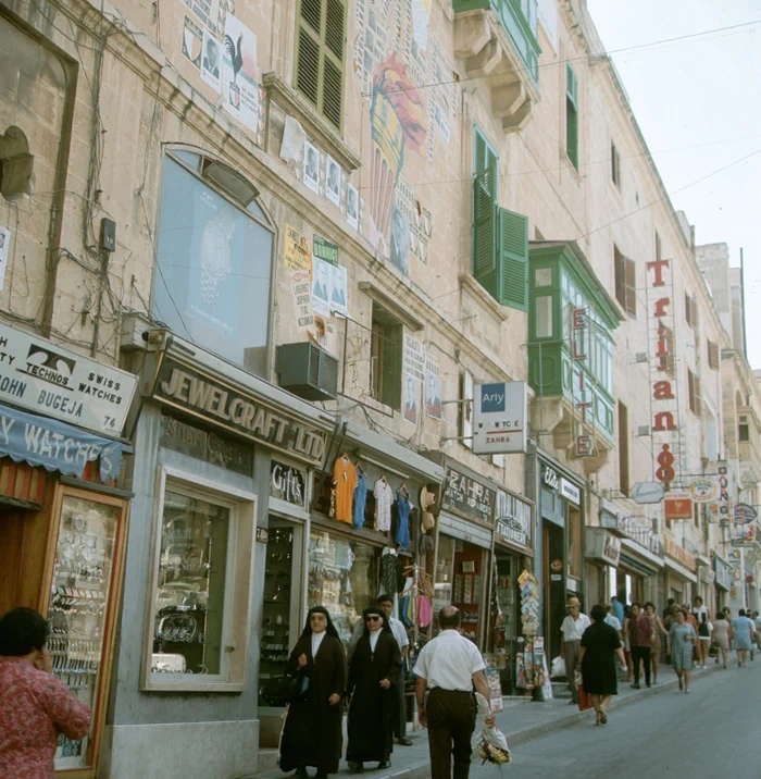 그랜드 하버를 이루는 쉬베라스 반도(Sciberras Peninsula)는 몰타의 수도 발레타(Valletta) 시와 플로리아나(Floriana) 시로 구성되어 있는데, 플로리아나 시는 현재 유럽에서 가장 인구밀도가 높은 곳 중 하나이다. 11