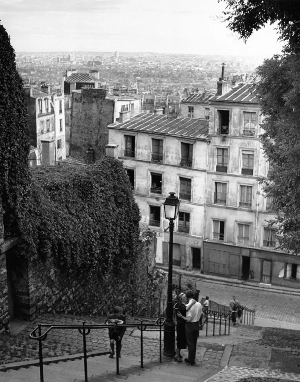 <p>
▲ 1950년, 퐁 데 자르(Pont des Arts)를 배경으로 키스를 나누는 파리의 연인. ▲ 1950년, 노트르담 대성당 앞을 흐르는 센 강변에서 자전거를 타고 와 기다리던 연인과 키스를 하는 남자. ▲ 1950년, 파리 광장에서의 열정적인 키스. ▲ 1950년, 팔레 루아얄(Palais Royal) 벤치에 앉아 키스를 하는 연인과 애써 쳐다보지 않는 남자들. ▲ 1950년, 투르넬 다리(tournelle bridge) 아래에서 데이트 중인 연인. ▲ 1950년, 연인에게 꽃을 준 남자와 행복해하는 여자. ▲ 1950년, 혁명 기념일(Bastille Day)에 몽마르뜨(Montmartre) 계단에서 데이트를 하는 연인. ▲ 1950년, 콩코르드 광장(Place de la Concorde) 지하도에서 포옹하는 연인. ▲ 1950년, 리볼리 거리(Rue de Rivoli)를 걷던 연인들이 키스를 나누고 있다. ▲ 1950년, 키스하는 연인을 경비병이 쳐다보고 있다. ▲ 1952년 8월 16일, 공원에서 키스하는 연인. ▲ 1952년, 노트르담 대성당 앞의 난간에서 뒤엉켜 키스를 나누는 연인. ▲ 1952년, 센 강변에서 키스하는 연인. ▲ 1954년, 센 강변의 계단을 오르다 키스하는 연인. ▲ 1954년, 센 강둑 아래의 터널에서 키스하는 연인. ▲ 1954년, 센 강변에서 키스하는 연인. ▲ 1955년, 다리 위의 연인들이 강을 바라보다 키스를 나누고 있다. ▲ 1955년, 센 강변에서 끌어안고 있는 연인을 부럽게 쳐다보는 남자. ▲ 1956년, 파리 전경을 감상하다 키스를 하는 연인. ▲ 1957년, 센 강가의 격정적인 키스. ▲ 1957년, 튈르리 정원(Jardin des Tuileries)에서 데이트를 하던 연인이 키스를 하기 직전의 모습. ▲ 1958년, 튈르리 정원(Jardin des Tuileries)의 동상 앞에서 키스를 하는 연인. ▲ 1959년, 거리의 벤치에 앉아있던 연인이 키스를 하자 지나가던 남자가 유심히 보고 있다. ▲ 1959년, 사랑에 빠진 연인이 만나자마자 뜨거운 키스를 나누는 모습.</p> 13