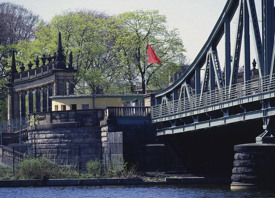 동독 정부가 동베를린 주민들의 탈출을 막기 위해 1961년부터 건설한 베를린 장벽(Die Berliner Mauer)은 영원할 것만 같았지만 30년 만에 붕괴되었다.(관련 글: 1961년, 베를린 장벽 건설) 13