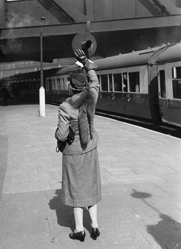 세계의 수많은 기차역 중 가장 유명한 역이라고 할 수 있는 영국 런던 패딩턴역(London Paddington station). 무려 1838년 6월 4일에 개통한 유서 깊은 역으로, 2차 대전중에는 수차례 폭격을 받아 파괴되기도 하였다. 15