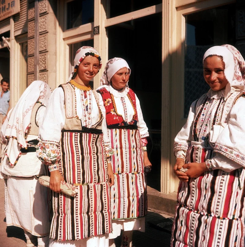 1980년대 후반, 공산주의가 붕괴하면서 유고슬라비아 사회주의 연방공화국(The Federal Republic of Yogoslavia / Социјалистичка Федеративна Република Југославија)도 흔들리기 시작했다. 1991년에는 크로아티아와 슬로베니아가 독립하였고, 연이어 마케도니아 공화국도 독립을 선언하고 만다. 15