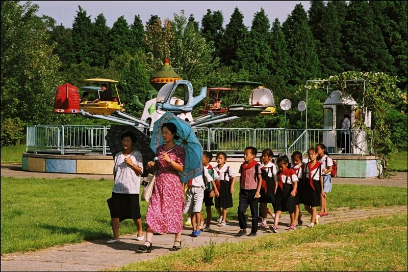 그는 세계 각지를 다니며 자연재해와 사회문제를 다루었으며 결과물을 아시아의 주요 잡지에 기고하고 있다. 2005년에는 사진 촬영이 금지된 땅으로 불리는 북한을 방문해 기록을 남겼다. 15