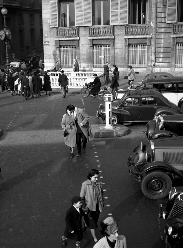 <p>
▲ 1950년, 퐁 데 자르(Pont des Arts)를 배경으로 키스를 나누는 파리의 연인. ▲ 1950년, 노트르담 대성당 앞을 흐르는 센 강변에서 자전거를 타고 와 기다리던 연인과 키스를 하는 남자. ▲ 1950년, 파리 광장에서의 열정적인 키스. ▲ 1950년, 팔레 루아얄(Palais Royal) 벤치에 앉아 키스를 하는 연인과 애써 쳐다보지 않는 남자들. ▲ 1950년, 투르넬 다리(tournelle bridge) 아래에서 데이트 중인 연인. ▲ 1950년, 연인에게 꽃을 준 남자와 행복해하는 여자. ▲ 1950년, 혁명 기념일(Bastille Day)에 몽마르뜨(Montmartre) 계단에서 데이트를 하는 연인. ▲ 1950년, 콩코르드 광장(Place de la Concorde) 지하도에서 포옹하는 연인. ▲ 1950년, 리볼리 거리(Rue de Rivoli)를 걷던 연인들이 키스를 나누고 있다. ▲ 1950년, 키스하는 연인을 경비병이 쳐다보고 있다. ▲ 1952년 8월 16일, 공원에서 키스하는 연인. ▲ 1952년, 노트르담 대성당 앞의 난간에서 뒤엉켜 키스를 나누는 연인. ▲ 1952년, 센 강변에서 키스하는 연인. ▲ 1954년, 센 강변의 계단을 오르다 키스하는 연인. ▲ 1954년, 센 강둑 아래의 터널에서 키스하는 연인. ▲ 1954년, 센 강변에서 키스하는 연인. ▲ 1955년, 다리 위의 연인들이 강을 바라보다 키스를 나누고 있다. ▲ 1955년, 센 강변에서 끌어안고 있는 연인을 부럽게 쳐다보는 남자. ▲ 1956년, 파리 전경을 감상하다 키스를 하는 연인. ▲ 1957년, 센 강가의 격정적인 키스. ▲ 1957년, 튈르리 정원(Jardin des Tuileries)에서 데이트를 하던 연인이 키스를 하기 직전의 모습. ▲ 1958년, 튈르리 정원(Jardin des Tuileries)의 동상 앞에서 키스를 하는 연인. ▲ 1959년, 거리의 벤치에 앉아있던 연인이 키스를 하자 지나가던 남자가 유심히 보고 있다. ▲ 1959년, 사랑에 빠진 연인이 만나자마자 뜨거운 키스를 나누는 모습.</p> 17