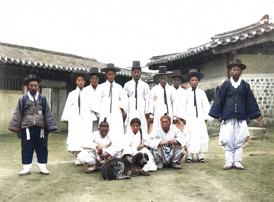 1896년 발생한 아관파천을 주도해 조선에 친 러시아 정권을 세우는 데 성공했으며, 러시아로 돌아갔다가 러일전쟁 직전에 다시 입국해 고종을 만나기도 했다. 조선에 대한 애정은 매우 컸던지 말년에 독일 드레스덴 근교 라데보일(Radebeul)에 '꼬레야(Корея)'라는 이름을 붙인 별장을 짓고 살았던 것으로 전해진다. 15