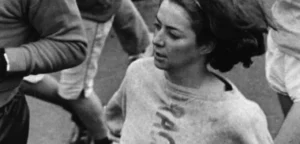 당시 시러큐스(syracuse) 대학의 학생이었던 캐서린 스위처(Kathrine Switzer)는 1966년, 학교 신문에 기사를 쓰기 위해 보스턴 마라톤 대회를 취재하다가 '번외 코스' 즉, 비공식적으로 대회에 참가한 여성의 이야기를 듣게 된다. 3