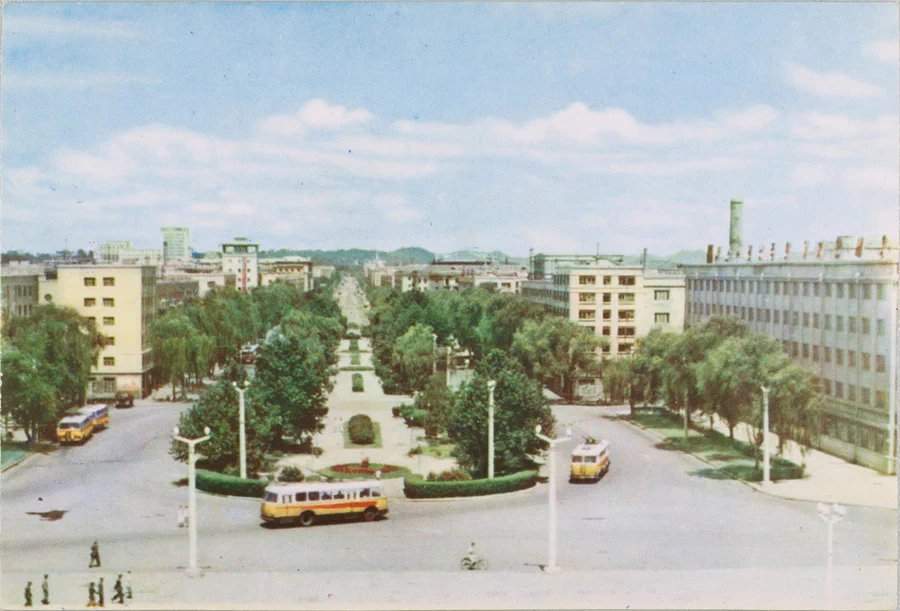 한국전쟁 후 7년이 흐른 1960년을 전후한 북한의 사정은 남한보다 훨씬 나았다. 일제시대에는 발전소와 공장 등의 인프라가 현재의 북한 지역에 집중적으로 건설되었고, 전후에는 공산주의 체제의 우월성을 보여주기 위한 구소련과 중공의 지원이 북한에 집중되었던 것이다. 17