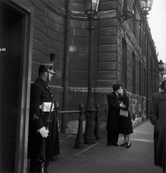 <p>
▲ 1950년, 퐁 데 자르(Pont des Arts)를 배경으로 키스를 나누는 파리의 연인. ▲ 1950년, 노트르담 대성당 앞을 흐르는 센 강변에서 자전거를 타고 와 기다리던 연인과 키스를 하는 남자. ▲ 1950년, 파리 광장에서의 열정적인 키스. ▲ 1950년, 팔레 루아얄(Palais Royal) 벤치에 앉아 키스를 하는 연인과 애써 쳐다보지 않는 남자들. ▲ 1950년, 투르넬 다리(tournelle bridge) 아래에서 데이트 중인 연인. ▲ 1950년, 연인에게 꽃을 준 남자와 행복해하는 여자. ▲ 1950년, 혁명 기념일(Bastille Day)에 몽마르뜨(Montmartre) 계단에서 데이트를 하는 연인. ▲ 1950년, 콩코르드 광장(Place de la Concorde) 지하도에서 포옹하는 연인. ▲ 1950년, 리볼리 거리(Rue de Rivoli)를 걷던 연인들이 키스를 나누고 있다. ▲ 1950년, 키스하는 연인을 경비병이 쳐다보고 있다. ▲ 1952년 8월 16일, 공원에서 키스하는 연인. ▲ 1952년, 노트르담 대성당 앞의 난간에서 뒤엉켜 키스를 나누는 연인. ▲ 1952년, 센 강변에서 키스하는 연인. ▲ 1954년, 센 강변의 계단을 오르다 키스하는 연인. ▲ 1954년, 센 강둑 아래의 터널에서 키스하는 연인. ▲ 1954년, 센 강변에서 키스하는 연인. ▲ 1955년, 다리 위의 연인들이 강을 바라보다 키스를 나누고 있다. ▲ 1955년, 센 강변에서 끌어안고 있는 연인을 부럽게 쳐다보는 남자. ▲ 1956년, 파리 전경을 감상하다 키스를 하는 연인. ▲ 1957년, 센 강가의 격정적인 키스. ▲ 1957년, 튈르리 정원(Jardin des Tuileries)에서 데이트를 하던 연인이 키스를 하기 직전의 모습. ▲ 1958년, 튈르리 정원(Jardin des Tuileries)의 동상 앞에서 키스를 하는 연인. ▲ 1959년, 거리의 벤치에 앉아있던 연인이 키스를 하자 지나가던 남자가 유심히 보고 있다. ▲ 1959년, 사랑에 빠진 연인이 만나자마자 뜨거운 키스를 나누는 모습.</p> 19