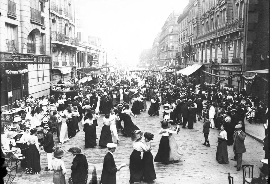 '바스티유 데이(Bastille Day)'는 프랑스의 국경일로 혁명기념일(Fête nationale française)이라고도 불린다. 이 기념일은 혁명의 단초가 된 1789년 7월 14일 바스티유 감옥 습격과 함께 프랑스혁명과 통일의 의미를 함께담은 1주년 기념행사가 시초였다. 19