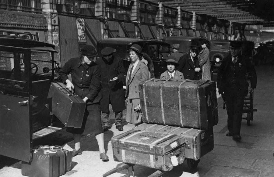 세계의 수많은 기차역 중 가장 유명한 역이라고 할 수 있는 영국 런던 패딩턴역(London Paddington station). 무려 1838년 6월 4일에 개통한 유서 깊은 역으로, 2차 대전중에는 수차례 폭격을 받아 파괴되기도 하였다. 19