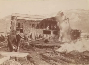 도슨시티(Dawson City)는 캐나다 서북부 유콘 준주에 있는 작은 도시로 미국 알래스카 주와 가깝다. 15