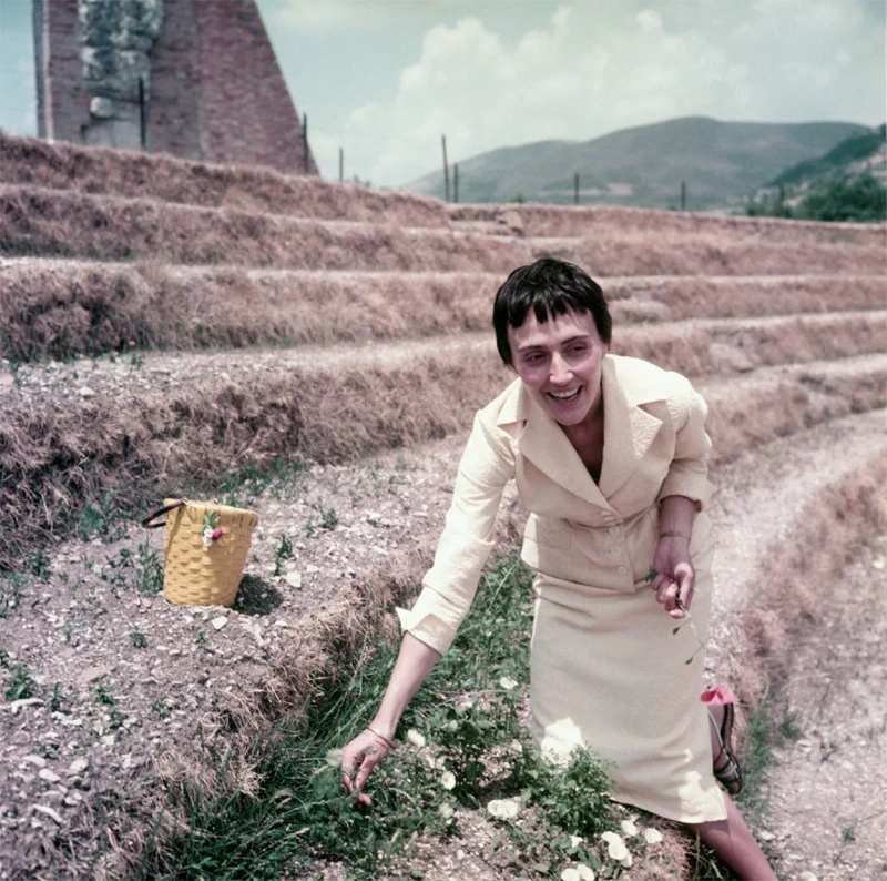 사진작가 마리오 드 비아시(Mario De Biasi, 1923~2013)가 1950년대 중후반, 이탈리아의 인상적인 순간을 컬러로 촬영한 모습. 21