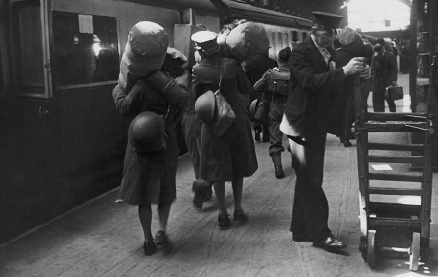 세계의 수많은 기차역 중 가장 유명한 역이라고 할 수 있는 영국 런던 패딩턴역(London Paddington station). 무려 1838년 6월 4일에 개통한 유서 깊은 역으로, 2차 대전중에는 수차례 폭격을 받아 파괴되기도 하였다. 21