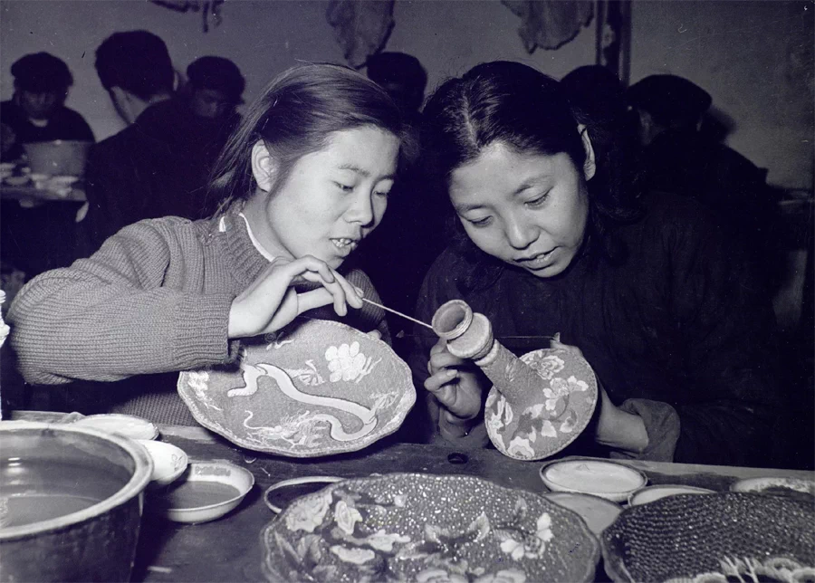 1949년 10월 1일, 중국 대륙에 공산주의 국가인 중화인민공화국이 설립되면서 1950년대에는 자본가 계급에 대한 탄압과 반정부 세력에 대한 섬멸이 시작되었다. 21