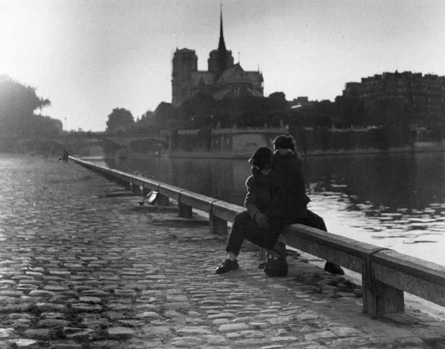 <p>
▲ 1950년, 퐁 데 자르(Pont des Arts)를 배경으로 키스를 나누는 파리의 연인. ▲ 1950년, 노트르담 대성당 앞을 흐르는 센 강변에서 자전거를 타고 와 기다리던 연인과 키스를 하는 남자. ▲ 1950년, 파리 광장에서의 열정적인 키스. ▲ 1950년, 팔레 루아얄(Palais Royal) 벤치에 앉아 키스를 하는 연인과 애써 쳐다보지 않는 남자들. ▲ 1950년, 투르넬 다리(tournelle bridge) 아래에서 데이트 중인 연인. ▲ 1950년, 연인에게 꽃을 준 남자와 행복해하는 여자. ▲ 1950년, 혁명 기념일(Bastille Day)에 몽마르뜨(Montmartre) 계단에서 데이트를 하는 연인. ▲ 1950년, 콩코르드 광장(Place de la Concorde) 지하도에서 포옹하는 연인. ▲ 1950년, 리볼리 거리(Rue de Rivoli)를 걷던 연인들이 키스를 나누고 있다. ▲ 1950년, 키스하는 연인을 경비병이 쳐다보고 있다. ▲ 1952년 8월 16일, 공원에서 키스하는 연인. ▲ 1952년, 노트르담 대성당 앞의 난간에서 뒤엉켜 키스를 나누는 연인. ▲ 1952년, 센 강변에서 키스하는 연인. ▲ 1954년, 센 강변의 계단을 오르다 키스하는 연인. ▲ 1954년, 센 강둑 아래의 터널에서 키스하는 연인. ▲ 1954년, 센 강변에서 키스하는 연인. ▲ 1955년, 다리 위의 연인들이 강을 바라보다 키스를 나누고 있다. ▲ 1955년, 센 강변에서 끌어안고 있는 연인을 부럽게 쳐다보는 남자. ▲ 1956년, 파리 전경을 감상하다 키스를 하는 연인. ▲ 1957년, 센 강가의 격정적인 키스. ▲ 1957년, 튈르리 정원(Jardin des Tuileries)에서 데이트를 하던 연인이 키스를 하기 직전의 모습. ▲ 1958년, 튈르리 정원(Jardin des Tuileries)의 동상 앞에서 키스를 하는 연인. ▲ 1959년, 거리의 벤치에 앉아있던 연인이 키스를 하자 지나가던 남자가 유심히 보고 있다. ▲ 1959년, 사랑에 빠진 연인이 만나자마자 뜨거운 키스를 나누는 모습.</p> 23