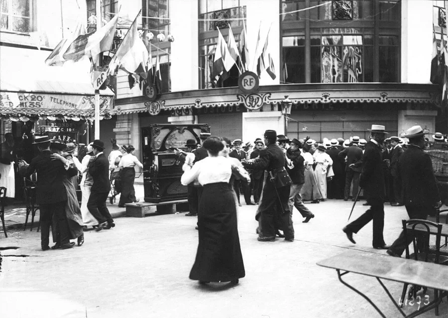 '바스티유 데이(Bastille Day)'는 프랑스의 국경일로 혁명기념일(Fête nationale française)이라고도 불린다. 이 기념일은 혁명의 단초가 된 1789년 7월 14일 바스티유 감옥 습격과 함께 프랑스혁명과 통일의 의미를 함께담은 1주년 기념행사가 시초였다. 23