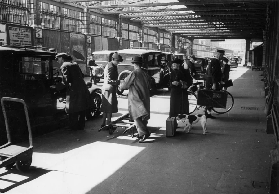 세계의 수많은 기차역 중 가장 유명한 역이라고 할 수 있는 영국 런던 패딩턴역(London Paddington station). 무려 1838년 6월 4일에 개통한 유서 깊은 역으로, 2차 대전중에는 수차례 폭격을 받아 파괴되기도 하였다. 23