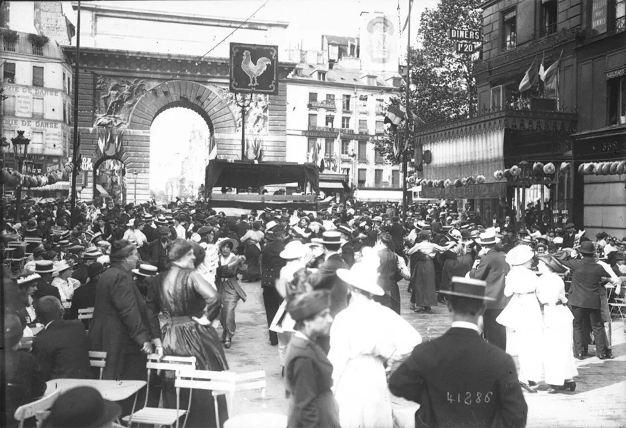 '바스티유 데이(Bastille Day)'는 프랑스의 국경일로 혁명기념일(Fête nationale française)이라고도 불린다. 이 기념일은 혁명의 단초가 된 1789년 7월 14일 바스티유 감옥 습격과 함께 프랑스혁명과 통일의 의미를 함께담은 1주년 기념행사가 시초였다. 27