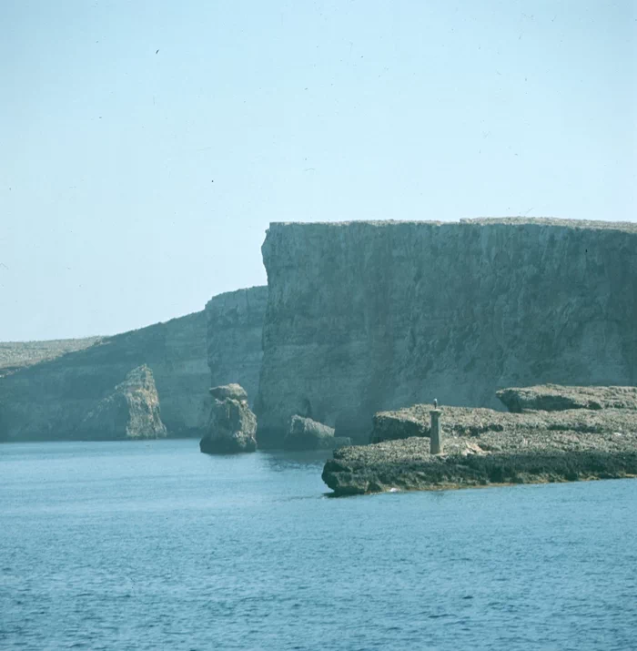 그랜드 하버를 이루는 쉬베라스 반도(Sciberras Peninsula)는 몰타의 수도 발레타(Valletta) 시와 플로리아나(Floriana) 시로 구성되어 있는데, 플로리아나 시는 현재 유럽에서 가장 인구밀도가 높은 곳 중 하나이다. 25