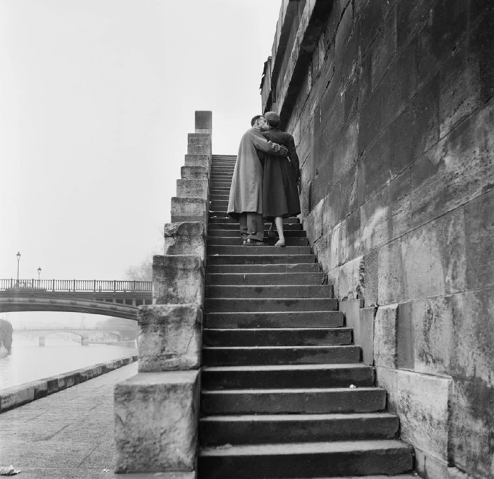 <p>
▲ 1950년, 퐁 데 자르(Pont des Arts)를 배경으로 키스를 나누는 파리의 연인. ▲ 1950년, 노트르담 대성당 앞을 흐르는 센 강변에서 자전거를 타고 와 기다리던 연인과 키스를 하는 남자. ▲ 1950년, 파리 광장에서의 열정적인 키스. ▲ 1950년, 팔레 루아얄(Palais Royal) 벤치에 앉아 키스를 하는 연인과 애써 쳐다보지 않는 남자들. ▲ 1950년, 투르넬 다리(tournelle bridge) 아래에서 데이트 중인 연인. ▲ 1950년, 연인에게 꽃을 준 남자와 행복해하는 여자. ▲ 1950년, 혁명 기념일(Bastille Day)에 몽마르뜨(Montmartre) 계단에서 데이트를 하는 연인. ▲ 1950년, 콩코르드 광장(Place de la Concorde) 지하도에서 포옹하는 연인. ▲ 1950년, 리볼리 거리(Rue de Rivoli)를 걷던 연인들이 키스를 나누고 있다. ▲ 1950년, 키스하는 연인을 경비병이 쳐다보고 있다. ▲ 1952년 8월 16일, 공원에서 키스하는 연인. ▲ 1952년, 노트르담 대성당 앞의 난간에서 뒤엉켜 키스를 나누는 연인. ▲ 1952년, 센 강변에서 키스하는 연인. ▲ 1954년, 센 강변의 계단을 오르다 키스하는 연인. ▲ 1954년, 센 강둑 아래의 터널에서 키스하는 연인. ▲ 1954년, 센 강변에서 키스하는 연인. ▲ 1955년, 다리 위의 연인들이 강을 바라보다 키스를 나누고 있다. ▲ 1955년, 센 강변에서 끌어안고 있는 연인을 부럽게 쳐다보는 남자. ▲ 1956년, 파리 전경을 감상하다 키스를 하는 연인. ▲ 1957년, 센 강가의 격정적인 키스. ▲ 1957년, 튈르리 정원(Jardin des Tuileries)에서 데이트를 하던 연인이 키스를 하기 직전의 모습. ▲ 1958년, 튈르리 정원(Jardin des Tuileries)의 동상 앞에서 키스를 하는 연인. ▲ 1959년, 거리의 벤치에 앉아있던 연인이 키스를 하자 지나가던 남자가 유심히 보고 있다. ▲ 1959년, 사랑에 빠진 연인이 만나자마자 뜨거운 키스를 나누는 모습.</p> 27