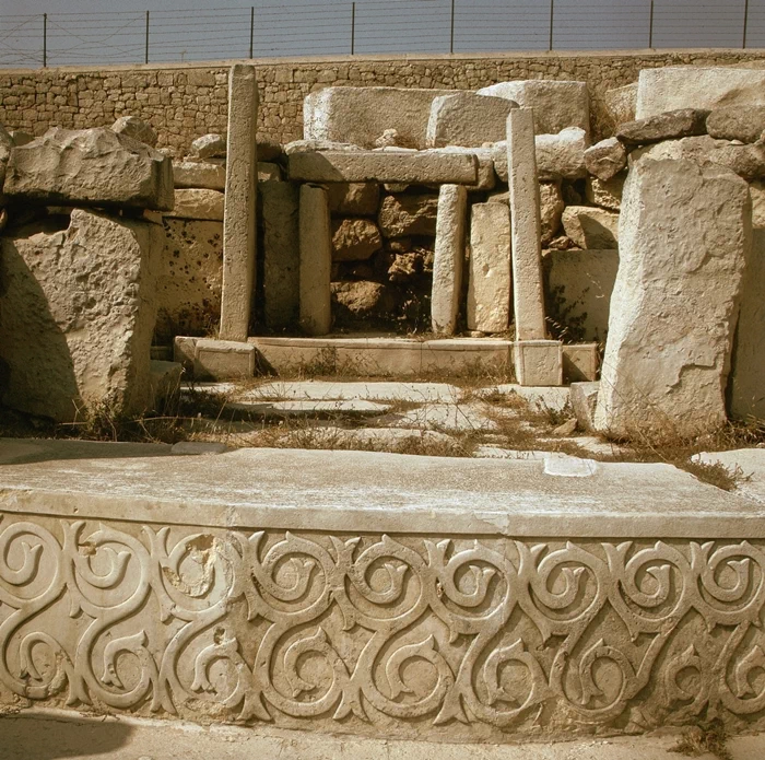 그랜드 하버를 이루는 쉬베라스 반도(Sciberras Peninsula)는 몰타의 수도 발레타(Valletta) 시와 플로리아나(Floriana) 시로 구성되어 있는데, 플로리아나 시는 현재 유럽에서 가장 인구밀도가 높은 곳 중 하나이다. 27