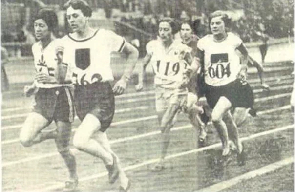 당시 시러큐스(syracuse) 대학의 학생이었던 캐서린 스위처(Kathrine Switzer)는 1966년, 학교 신문에 기사를 쓰기 위해 보스턴 마라톤 대회를 취재하다가 '번외 코스' 즉, 비공식적으로 대회에 참가한 여성의 이야기를 듣게 된다. 9