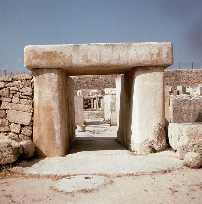 그랜드 하버를 이루는 쉬베라스 반도(Sciberras Peninsula)는 몰타의 수도 발레타(Valletta) 시와 플로리아나(Floriana) 시로 구성되어 있는데, 플로리아나 시는 현재 유럽에서 가장 인구밀도가 높은 곳 중 하나이다. 29