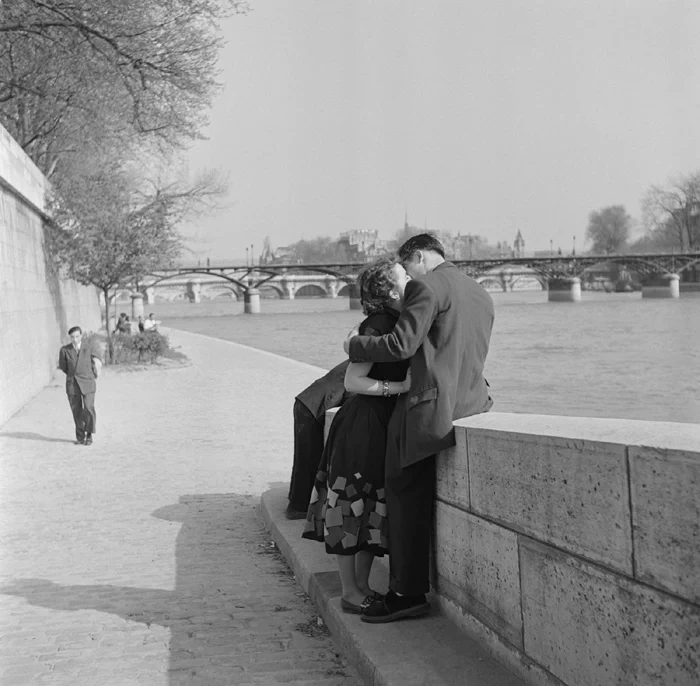 <p>
▲ 1950년, 퐁 데 자르(Pont des Arts)를 배경으로 키스를 나누는 파리의 연인. ▲ 1950년, 노트르담 대성당 앞을 흐르는 센 강변에서 자전거를 타고 와 기다리던 연인과 키스를 하는 남자. ▲ 1950년, 파리 광장에서의 열정적인 키스. ▲ 1950년, 팔레 루아얄(Palais Royal) 벤치에 앉아 키스를 하는 연인과 애써 쳐다보지 않는 남자들. ▲ 1950년, 투르넬 다리(tournelle bridge) 아래에서 데이트 중인 연인. ▲ 1950년, 연인에게 꽃을 준 남자와 행복해하는 여자. ▲ 1950년, 혁명 기념일(Bastille Day)에 몽마르뜨(Montmartre) 계단에서 데이트를 하는 연인. ▲ 1950년, 콩코르드 광장(Place de la Concorde) 지하도에서 포옹하는 연인. ▲ 1950년, 리볼리 거리(Rue de Rivoli)를 걷던 연인들이 키스를 나누고 있다. ▲ 1950년, 키스하는 연인을 경비병이 쳐다보고 있다. ▲ 1952년 8월 16일, 공원에서 키스하는 연인. ▲ 1952년, 노트르담 대성당 앞의 난간에서 뒤엉켜 키스를 나누는 연인. ▲ 1952년, 센 강변에서 키스하는 연인. ▲ 1954년, 센 강변의 계단을 오르다 키스하는 연인. ▲ 1954년, 센 강둑 아래의 터널에서 키스하는 연인. ▲ 1954년, 센 강변에서 키스하는 연인. ▲ 1955년, 다리 위의 연인들이 강을 바라보다 키스를 나누고 있다. ▲ 1955년, 센 강변에서 끌어안고 있는 연인을 부럽게 쳐다보는 남자. ▲ 1956년, 파리 전경을 감상하다 키스를 하는 연인. ▲ 1957년, 센 강가의 격정적인 키스. ▲ 1957년, 튈르리 정원(Jardin des Tuileries)에서 데이트를 하던 연인이 키스를 하기 직전의 모습. ▲ 1958년, 튈르리 정원(Jardin des Tuileries)의 동상 앞에서 키스를 하는 연인. ▲ 1959년, 거리의 벤치에 앉아있던 연인이 키스를 하자 지나가던 남자가 유심히 보고 있다. ▲ 1959년, 사랑에 빠진 연인이 만나자마자 뜨거운 키스를 나누는 모습.</p> 31