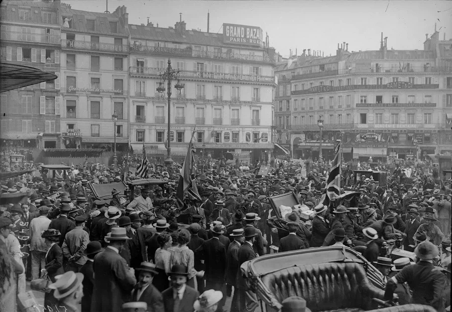 '바스티유 데이(Bastille Day)'는 프랑스의 국경일로 혁명기념일(Fête nationale française)이라고도 불린다. 이 기념일은 혁명의 단초가 된 1789년 7월 14일 바스티유 감옥 습격과 함께 프랑스혁명과 통일의 의미를 함께담은 1주년 기념행사가 시초였다. 33