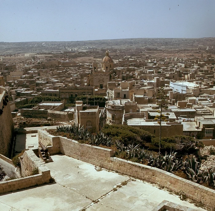 그랜드 하버를 이루는 쉬베라스 반도(Sciberras Peninsula)는 몰타의 수도 발레타(Valletta) 시와 플로리아나(Floriana) 시로 구성되어 있는데, 플로리아나 시는 현재 유럽에서 가장 인구밀도가 높은 곳 중 하나이다. 31