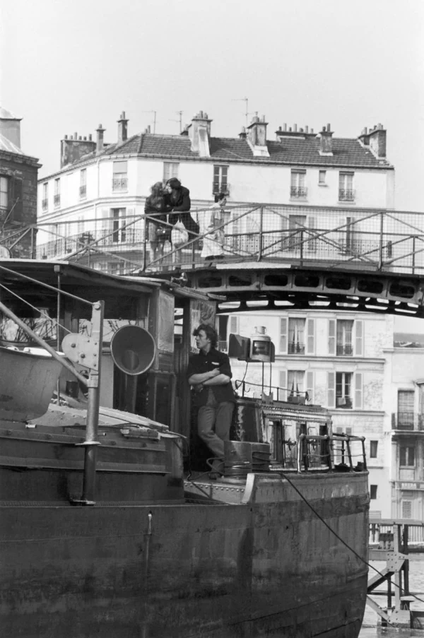 <p>
▲ 1950년, 퐁 데 자르(Pont des Arts)를 배경으로 키스를 나누는 파리의 연인. ▲ 1950년, 노트르담 대성당 앞을 흐르는 센 강변에서 자전거를 타고 와 기다리던 연인과 키스를 하는 남자. ▲ 1950년, 파리 광장에서의 열정적인 키스. ▲ 1950년, 팔레 루아얄(Palais Royal) 벤치에 앉아 키스를 하는 연인과 애써 쳐다보지 않는 남자들. ▲ 1950년, 투르넬 다리(tournelle bridge) 아래에서 데이트 중인 연인. ▲ 1950년, 연인에게 꽃을 준 남자와 행복해하는 여자. ▲ 1950년, 혁명 기념일(Bastille Day)에 몽마르뜨(Montmartre) 계단에서 데이트를 하는 연인. ▲ 1950년, 콩코르드 광장(Place de la Concorde) 지하도에서 포옹하는 연인. ▲ 1950년, 리볼리 거리(Rue de Rivoli)를 걷던 연인들이 키스를 나누고 있다. ▲ 1950년, 키스하는 연인을 경비병이 쳐다보고 있다. ▲ 1952년 8월 16일, 공원에서 키스하는 연인. ▲ 1952년, 노트르담 대성당 앞의 난간에서 뒤엉켜 키스를 나누는 연인. ▲ 1952년, 센 강변에서 키스하는 연인. ▲ 1954년, 센 강변의 계단을 오르다 키스하는 연인. ▲ 1954년, 센 강둑 아래의 터널에서 키스하는 연인. ▲ 1954년, 센 강변에서 키스하는 연인. ▲ 1955년, 다리 위의 연인들이 강을 바라보다 키스를 나누고 있다. ▲ 1955년, 센 강변에서 끌어안고 있는 연인을 부럽게 쳐다보는 남자. ▲ 1956년, 파리 전경을 감상하다 키스를 하는 연인. ▲ 1957년, 센 강가의 격정적인 키스. ▲ 1957년, 튈르리 정원(Jardin des Tuileries)에서 데이트를 하던 연인이 키스를 하기 직전의 모습. ▲ 1958년, 튈르리 정원(Jardin des Tuileries)의 동상 앞에서 키스를 하는 연인. ▲ 1959년, 거리의 벤치에 앉아있던 연인이 키스를 하자 지나가던 남자가 유심히 보고 있다. ▲ 1959년, 사랑에 빠진 연인이 만나자마자 뜨거운 키스를 나누는 모습.</p> 33