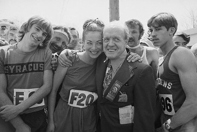 당시 시러큐스(syracuse) 대학의 학생이었던 캐서린 스위처(Kathrine Switzer)는 1966년, 학교 신문에 기사를 쓰기 위해 보스턴 마라톤 대회를 취재하다가 '번외 코스' 즉, 비공식적으로 대회에 참가한 여성의 이야기를 듣게 된다. 19