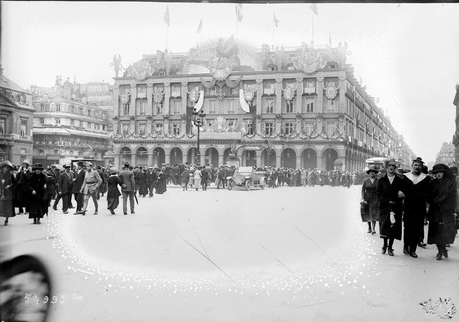 '바스티유 데이(Bastille Day)'는 프랑스의 국경일로 혁명기념일(Fête nationale française)이라고도 불린다. 이 기념일은 혁명의 단초가 된 1789년 7월 14일 바스티유 감옥 습격과 함께 프랑스혁명과 통일의 의미를 함께담은 1주년 기념행사가 시초였다. 35