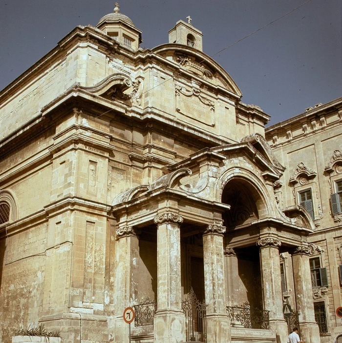 그랜드 하버를 이루는 쉬베라스 반도(Sciberras Peninsula)는 몰타의 수도 발레타(Valletta) 시와 플로리아나(Floriana) 시로 구성되어 있는데, 플로리아나 시는 현재 유럽에서 가장 인구밀도가 높은 곳 중 하나이다. 33