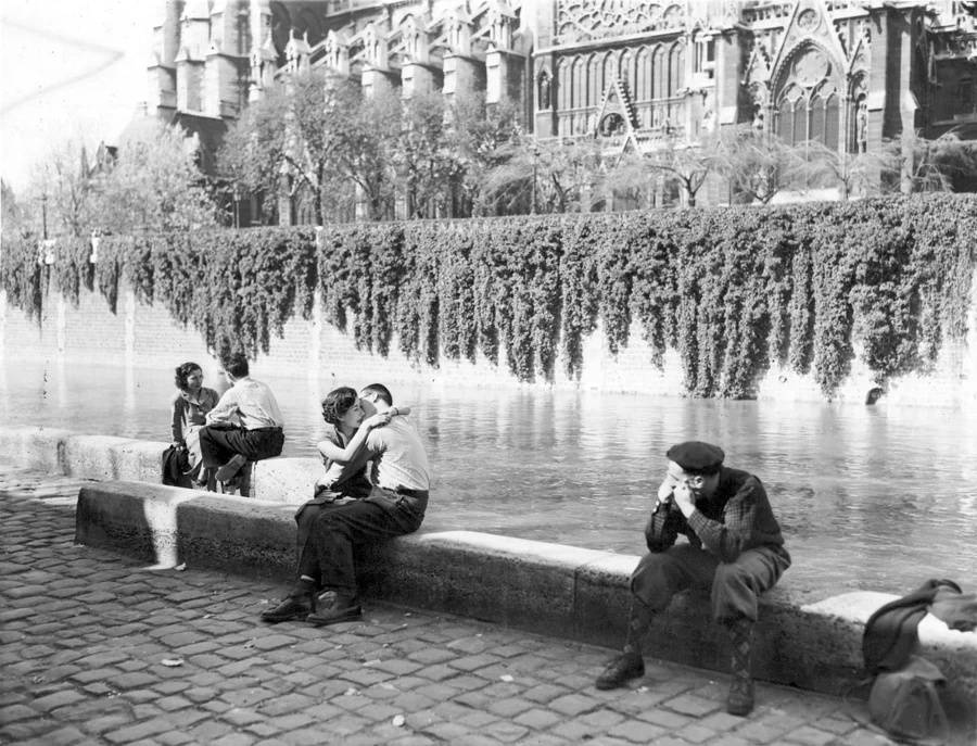 <p>
▲ 1950년, 퐁 데 자르(Pont des Arts)를 배경으로 키스를 나누는 파리의 연인. ▲ 1950년, 노트르담 대성당 앞을 흐르는 센 강변에서 자전거를 타고 와 기다리던 연인과 키스를 하는 남자. ▲ 1950년, 파리 광장에서의 열정적인 키스. ▲ 1950년, 팔레 루아얄(Palais Royal) 벤치에 앉아 키스를 하는 연인과 애써 쳐다보지 않는 남자들. ▲ 1950년, 투르넬 다리(tournelle bridge) 아래에서 데이트 중인 연인. ▲ 1950년, 연인에게 꽃을 준 남자와 행복해하는 여자. ▲ 1950년, 혁명 기념일(Bastille Day)에 몽마르뜨(Montmartre) 계단에서 데이트를 하는 연인. ▲ 1950년, 콩코르드 광장(Place de la Concorde) 지하도에서 포옹하는 연인. ▲ 1950년, 리볼리 거리(Rue de Rivoli)를 걷던 연인들이 키스를 나누고 있다. ▲ 1950년, 키스하는 연인을 경비병이 쳐다보고 있다. ▲ 1952년 8월 16일, 공원에서 키스하는 연인. ▲ 1952년, 노트르담 대성당 앞의 난간에서 뒤엉켜 키스를 나누는 연인. ▲ 1952년, 센 강변에서 키스하는 연인. ▲ 1954년, 센 강변의 계단을 오르다 키스하는 연인. ▲ 1954년, 센 강둑 아래의 터널에서 키스하는 연인. ▲ 1954년, 센 강변에서 키스하는 연인. ▲ 1955년, 다리 위의 연인들이 강을 바라보다 키스를 나누고 있다. ▲ 1955년, 센 강변에서 끌어안고 있는 연인을 부럽게 쳐다보는 남자. ▲ 1956년, 파리 전경을 감상하다 키스를 하는 연인. ▲ 1957년, 센 강가의 격정적인 키스. ▲ 1957년, 튈르리 정원(Jardin des Tuileries)에서 데이트를 하던 연인이 키스를 하기 직전의 모습. ▲ 1958년, 튈르리 정원(Jardin des Tuileries)의 동상 앞에서 키스를 하는 연인. ▲ 1959년, 거리의 벤치에 앉아있던 연인이 키스를 하자 지나가던 남자가 유심히 보고 있다. ▲ 1959년, 사랑에 빠진 연인이 만나자마자 뜨거운 키스를 나누는 모습.</p> 35